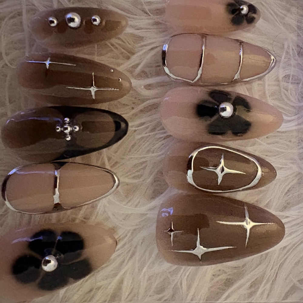 Elegant Brown and Black Nail Set